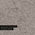 Ausschnitt einer Nordamerika Landkarte als Pinn-Leinwand in Warmgray (Braun-Grau) zeigt Reiseziele und Highlights in Kanada und USA