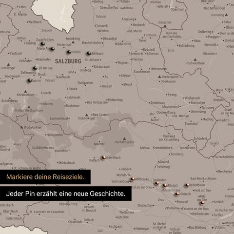 Detail einer Österreich-Karte als Pinn-Leinand in Warmgray (Braun-Grau) mit Pins im Salzburger Land und Kärnten