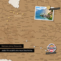 Magnet-Pins auf einer magnetischen Österreich-Karte, auf denen Fotos und Reisemagnete angepinnt sind