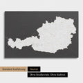 Neutrale und schlichte Standard-Ausführung einer Österreich-Karte als Pinn-Leinwand in Dunkelgrau mit oder ohne Straßennetz