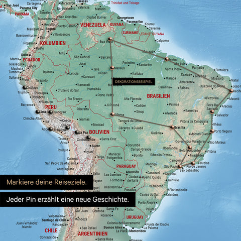Detail einer physischen Weltkarte als Pinn-Leinwand in Multicolor Terra mit Pins, die eine abgesteckte Reiseroute in Südamerika durch die Länder Brasilien, Peru und Ecuador zeigt