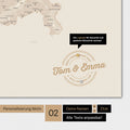 Personalisierte Magnet-Schweiz-Karte in Gold mit eingedruckten Namen und einer Legende zur Markierung von besuchten Orten