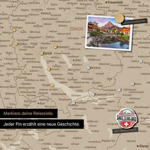 Detail einer magnetischen Schweiz-Karte als Magnettafel in Desert Sand (Beige) zeigt die Region um Zürich mit einem angepinnten Foto sowie Reise- und Urlaubsmagnete