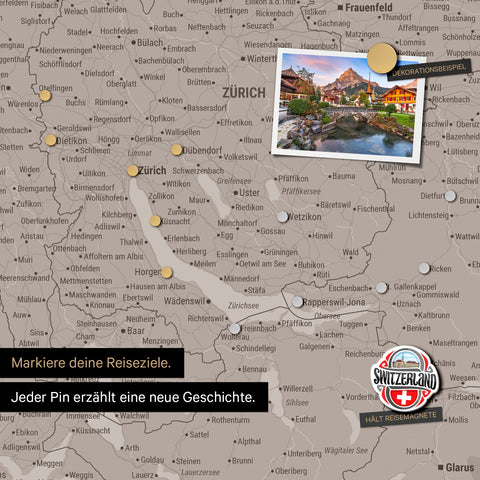 Detail einer magnetischen Schweiz-Karte als Magnettafel in Warmgray (Braun-Grau) zeigt die Region um Zürich mit einem angepinnten Foto sowie Reise- und Urlaubsmagnete