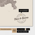 Personalisierte Magnet-Schweiz-Karte in Warmgray (Braun-Grau) mit eingedruckten Namen und einer Legende zur Markierung von besuchten Orten