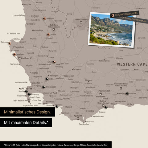 Detail einer Südafrika Landkarte als Pinn-Leinwand im minimalstischen Design und Farbe Warmgray (Braun-Grau), die mit Pins markierte Reiseziele in der Region rund um Kapstadt zeigt. Auf der Pinn-Leinwand können auch Fotos befestigt werden.