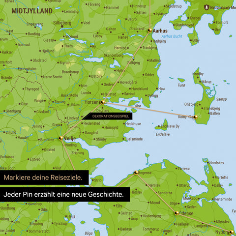 Detaillierte topografische Dänemark-Karte als Pinn-Leinand in der Farbe Multicolor Topo, auf der Reiseziele in Midtjylland mit Pins markiert sind und eine Reiseroute mit Garn abgebildet ist