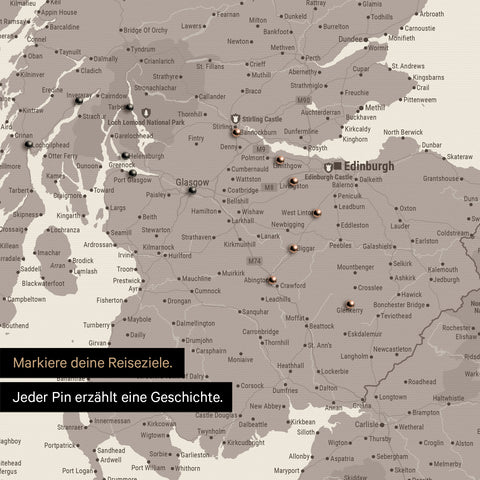 Detail einer England-Karte als Pinn-Leinand in Farbe Warmgray (Braun-Grau) mit Kartenausschnitt von Schottland