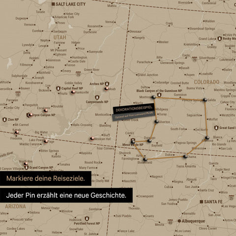 Detaillierte USA Amerika Karte als Pinn-Leinand in Beige zeigt Pins ins Reisezielen in Utah und Colorado