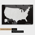 Neutrale und schlichte Ausführung einer USA Amerika Karte als Pinn-Leinwand in Schwarz-Weiss