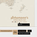 Pinnwand Leinwand einer Antarktis-Weltkarte in Gold mit personalisiertem Logo als Familiennamen