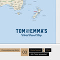 Personalisierte Weltkarte mit Antarktis als Pinn-Leinwand in der Farbe Multicolor Classic mit einer Personalisierung als Vintage-Logo