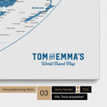 Personalisierung einer Weltkarte in der Equal-Earth-Projektion Pinnwand in Blau mit einem Logo im Vintage-Look, bei dem die Namen und die Unterzeile „World Travel Map“ geändert werden kann