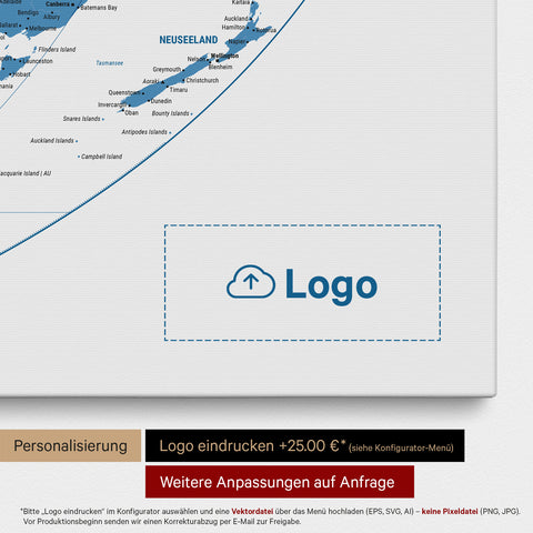 Weltkarte in der Equal-Earth-Projektion als Pinn-Leinwand in Blau, auf die ein Firmenlogo eingedruckt werden kann