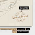 Personalisierte Weltkarte in der Equal-Earth-Projektion als Pinnwand Leinwand in Gold mit eingedruckten Namen und einer Legende zur Markierung von besuchten Orten