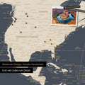 Weltkarte in der Equal-Earth-Projektion als Pinnwand in der Farbe  Hale Navy, auf der Reiseziele in den USA und Kanada mit Pins markiert sind