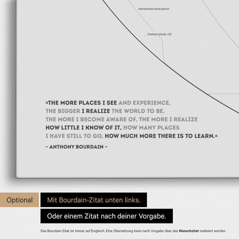Weltkarte in der Equal-Earth-Projektion in Multicolor Gray mit eingedrucktem Zitat von Anthony Bourdain, das bei einer Personalisierung gegen ein beliebiges anderes Zitat ersetzt werden kann