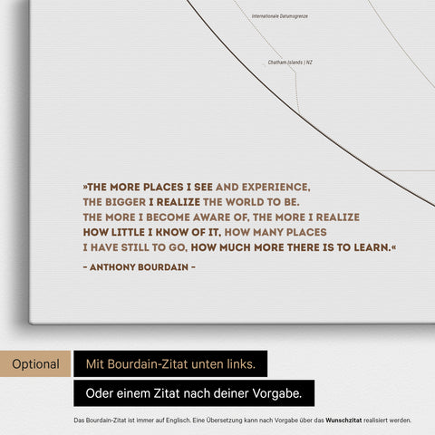 Weltkarte in der Equal-Earth-Projektion in Multicolor Light mit eingedrucktem Zitat von Anthony Bourdain, das bei einer Personalisierung gegen ein beliebiges anderes Zitat ersetzt werden kann