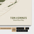 Personalisierung einer Weltkarte in der Equal-Earth-Projektion Pinnwand in Olive Green mit einem Logo im Vintage-Look, bei dem die Namen und die Unterzeile „World Travel Map“ geändert werden kann