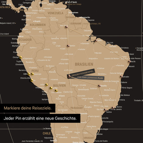 Detail einer Weltkarte in der Equal-Earth-Projektion als Pinn-Leinwand in der Farbe Sonar Black, die eine abgesteckte Reiseroute in Südamerika durch die Länder Brasilien, Peru und Ecuador zeigt