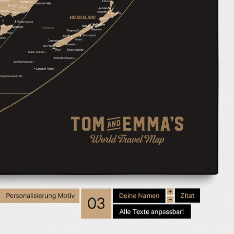 Personalisierung einer Weltkarte in der Equal-Earth-Projektion Pinnwand in Sonar Black mit einem Logo im Vintage-Look, bei dem die Namen und die Unterzeile „World Travel Map“ geändert werden kann