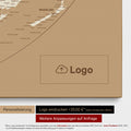 Weltkarte in der Equal-Earth-Projektion als Pinn-Leinwand in Treasure Gold, auf die ein Firmenlogo eingedruckt werden kann