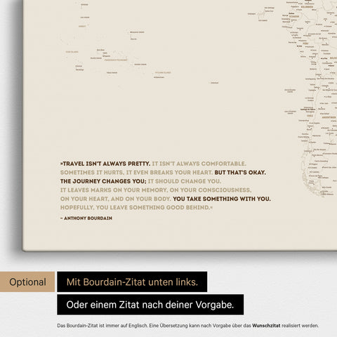 Weltkarte FINELINE in Desert Sand mit eingedrucktem Zitat von Anthony Bourdain, das gegen ein beliebiges anderes Zitat ersetzt werden kann