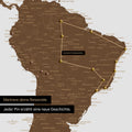 Detail einer Weltkarte als Pinn-Leinwand in Braun mit Pins, die eine abgesteckte Reiseroute in Südamerika durch die Länder Brasilien, Peru und Ecuador zeigt
