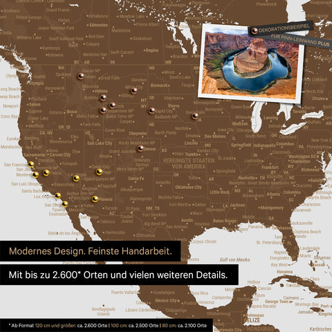 Detailreiche Weltkarte als Pinnwand in Braun zur Markierung von bis zu 2.600 Reisezielen in den USA, Kanada und Mexiko, Ideal für die visuelle Darstellung vergangener Reisen und zukünftiger Reisepläne