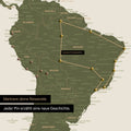 Detail einer Weltkarte als Pinn-Leinwand in Oliv-Grün mit Pins, die eine abgesteckte Reiseroute in Südamerika durch die Länder Brasilien, Peru und Ecuador zeigt