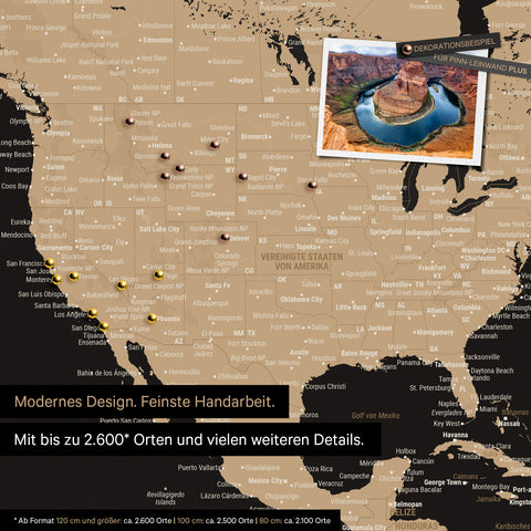 Detailreiche Weltkarte als Pinnwand in Sonar Black (Schwarz-Gold) zur Markierung von bis zu 2.600 Reisezielen in den USA, Kanada und Mexiko, Ideal für die visuelle Darstellung vergangener Reisen und zukünftiger Reisepläne
