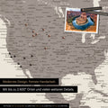Detailreiche Weltkarte als Pinnwand in Warmgray (Braun-Grau) zur Markierung von bis zu 2.600 Reisezielen in den USA, Kanada und Mexiko, Ideal für die visuelle Darstellung vergangener Reisen und zukünftiger Reisepläne