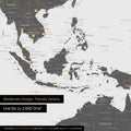 Ausschnitt einer magnetischen Weltkarte in Light Gray zeigt Karte von Asien, auf der Magnete Reiseziele markieren