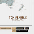 Weltkarte in Farbe Multicolor Light mit einem Vintage-Logo als moderne Personalisierung