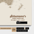 Pinnwand Leinwand einer Weltkarte in Desert Sand (Beige) mit Personalisierung als Logo mit Familiennamen und Legende