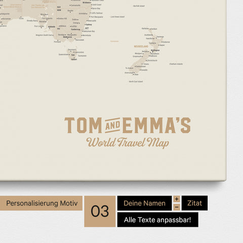 Personalisierung einer Weltkarte Pinnwand in Gold mit einem Logo im Vintage-Look, bei dem die Namen und die Unterzeile „World Travel Map“ geändert werden kann
