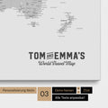 Personalisierung einer Weltkarte Pinnwand in Multicolor Grau mit einem Logo im Vintage-Look, bei dem die Namen und die Unterzeile „World Travel Map“ geändert werden kann