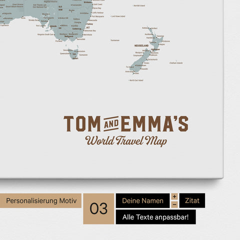 Personalisierung einer Weltkarte Pinnwand in Multicolor Light mit einem Logo im Vintage-Look, bei dem die Namen und die Unterzeile „World Travel Map“ geändert werden kann