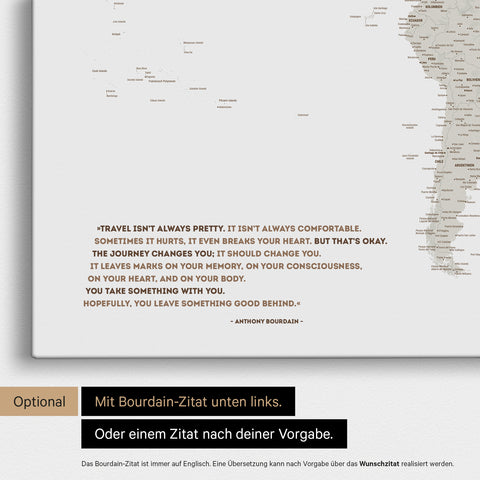 Weltkarte in Multicolor Light mit eingedrucktem Zitat von Anthony Bourdain, das bei einer Personalisierung gegen ein beliebiges anderes Zitat ersetzt werden kann