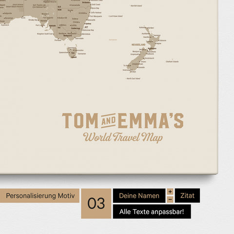 Personalisierung einer Weltkarte Pinnwand in Multicolor Matt mit einem Logo im Vintage-Look, bei dem die Namen und die Unterzeile „World Travel Map“ geändert werden kann