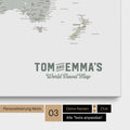 Personalisierung einer Weltkarte Pinnwand in Multicolor Sage mit einem Logo im Vintage-Look, bei dem die Namen und die Unterzeile „World Travel Map“ geändert werden kann