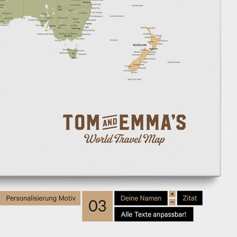 Personalisierung einer Weltkarte Pinnwand in Multicolor Sienna mit einem Logo im Vintage-Look, bei dem die Namen und die Unterzeile „World Travel Map“ geändert werden kann
