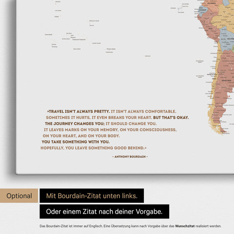 Weltkarte in Multicolor Sienna mit eingedrucktem Zitat von Anthony Bourdain, das bei einer Personalisierung gegen ein beliebiges anderes Zitat ersetzt werden kann