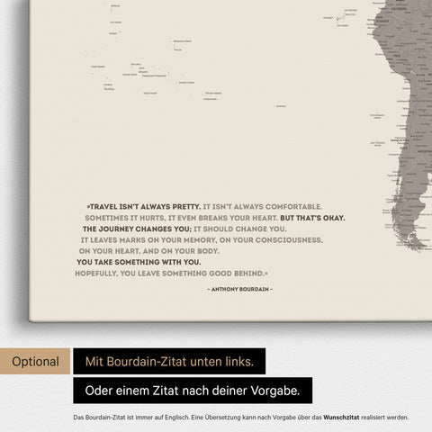 Weltkarte in Warmgray (Braun-Grau) mit eingedrucktem Zitat von Anthony Bourdain, das bei einer Personalisierung gegen ein beliebiges anderes Zitat ersetzt werden kann