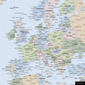 Ein detaillierter Ausschnitt einer politischen Weltkarte-Pinnwand zeigt einen Ausschnitt von Europa mit allen Ländern und Hauptstädten.