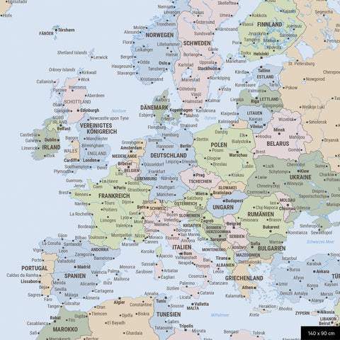 Ein detaillierter Ausschnitt einer politischen Weltkarte-Pinnwand zeigt einen Ausschnitt von Europa mit allen Ländern und Hauptstädten.